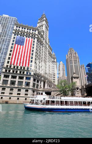 Bateau de croisière sur le fleuve Chicago, avec drapeau des États-Unis Banque D'Images