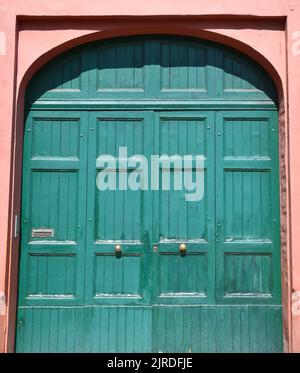 Ancienne entrée de porte vert pastel et mur rose pastel. Ravenne, Italie. Banque D'Images