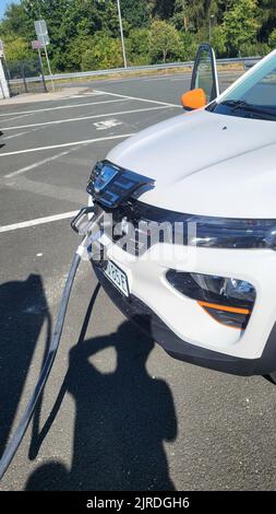 HEILIGENHAUS, NRW, ALLEMAGNE - 10 AOÛT 2022: Heiligenhaus, NRW, Allemagne - 10 août 2022: Toute nouvelle automobile électrique Dacia Spring en cours de charge Banque D'Images