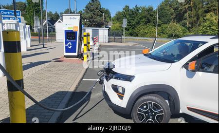 HEILIGENHAUS, NRW, ALLEMAGNE - 10 AOÛT 2022: Heiligenhaus, NRW, Allemagne - 10 août 2022: Toute nouvelle automobile électrique Dacia Spring en cours de charge Banque D'Images