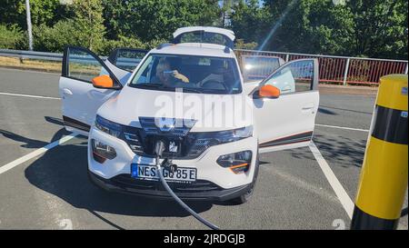 HEILIGENHAUS, NRW, ALLEMAGNE - 10 AOÛT 2022: Heiligenhaus, NRW, Allemagne - 10 août 2022: Toute nouvelle automobile électrique Dacia Spring en cours de charge Banque D'Images