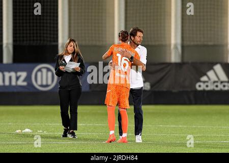 Pauline Peyraud-Magnin de Juventus Women avec Joe Montemurro Haed entraîneur de Juventus Women lors de la Ligue des champions de l'UEFA, CP Group 6 final match entre Juventus FC et Qiryat Gat au Centre d'entraînement de Juventus sur 21 août 2022 à Vinovo, Italie Banque D'Images