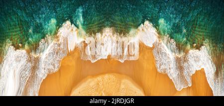 Vue aérienne sur la plage tropicale de sable vide et les vagues de l'océan. Image panoramique Banque D'Images