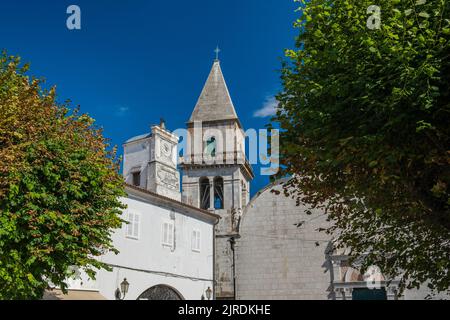 Tour de la cathédrale dans la vieille ville d'Osor, île de Cres, Croatie Banque D'Images