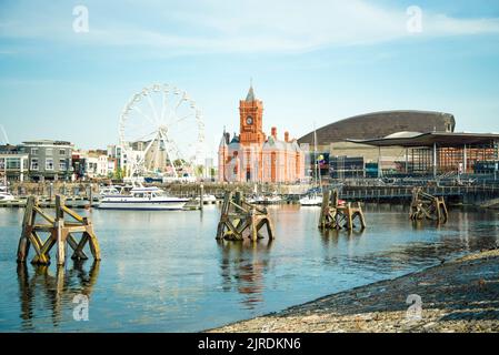 Cardiff, pays de Galles, Royaume-Uni, 12 août 2022. Vue sur la baie de Cardiff, Mermaid Quay, avec la grande roue et le Parlement Banque D'Images