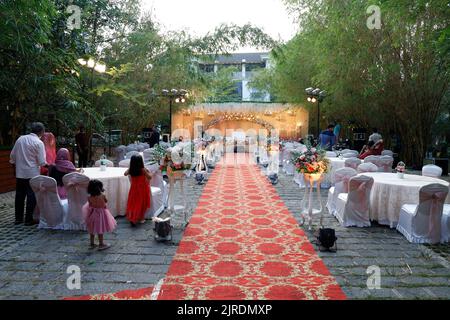 Réception de mariage dans le jardin de l'hôtel All Seasons DÕFort à Tangassery, Kerala, Inde Banque D'Images