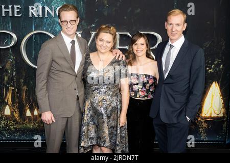(G-D) JD Payne, Rachel Payne, Nora Davis et Patrick McKay assistent à la projection spéciale de New York de « The Lord of the rings: The rings of Power » à Alice Tully Hall, au Lincoln Center de New York, NY, le 23 août 2022. (Photo de Gabriele Holtermann/Sipa USA) Banque D'Images