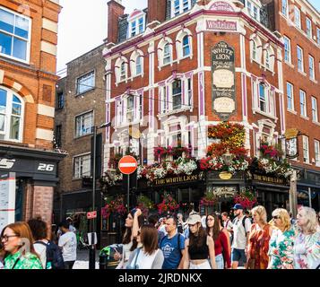 Scène de rue à Londres, Angleterre, Royaume-Uni avec le pub White Lion en arrière-plan dans Covent Gardens Banque D'Images