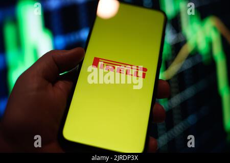 Le logo Pirelli est visible sur un écran de téléphone Redmi dans cette illustration photo à Varsovie, Pologne, le 23 août 2022. (Photo de Jaap Arriens/Sipa USA) crédit: SIPA USA/Alay Live News Banque D'Images