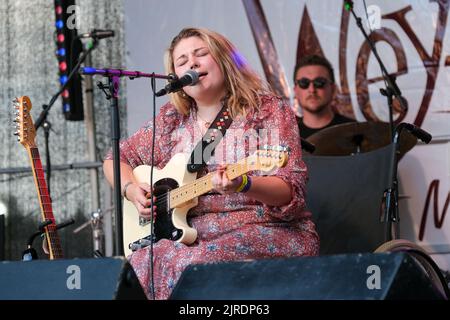 Polly Haynes se déroule au Weyfest Festival, Tilford, Angleterre, Royaume-Uni. 21 août 2022 Banque D'Images