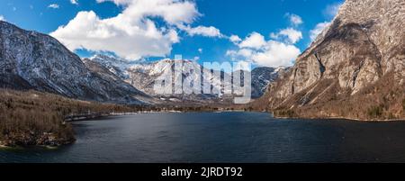 Bohinj, Slovénie - vue panoramique aérienne du lac de Bohinj (Bohinjsko Jezero) lors d'une journée d'hiver ensoleillée, le plus grand lac permanent de Slovénie, situé avec Banque D'Images