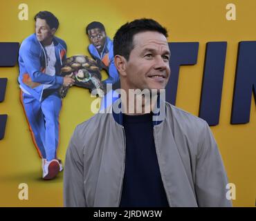 Los Angeles, États-Unis. 24th août 2022. L'acteur Mark Wahlberg assiste lundi à la première de la comédie cinématographique « Me Time » au Regency Village Theatre, dans la section Westwood de Los Angeles 23 août 2022. Scénario : suit un père qui trouve du temps pour lui-même pour la première fois depuis des années alors que sa femme et ses enfants sont loin. Il se reconnecte à un ami pour un week-end sauvage. Photo de Jim Ruymen/UPI crédit: UPI/Alay Live News Banque D'Images