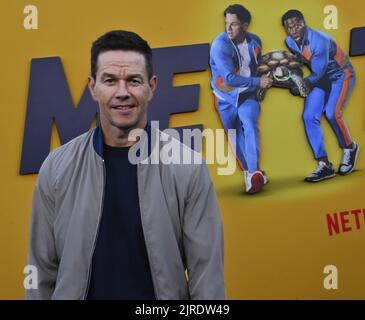 Los Angeles, États-Unis. 24th août 2022. L'acteur Mark Wahlberg assiste lundi à la première de la comédie cinématographique « Me Time » au Regency Village Theatre, dans la section Westwood de Los Angeles 23 août 2022. Scénario : suit un père qui trouve du temps pour lui-même pour la première fois depuis des années alors que sa femme et ses enfants sont loin. Il se reconnecte à un ami pour un week-end sauvage. Photo de Jim Ruymen/UPI crédit: UPI/Alay Live News Banque D'Images