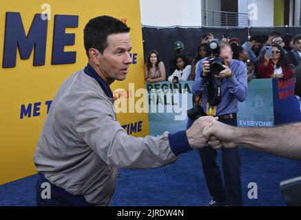 Los Angeles, États-Unis. 24th août 2022. L'acteur Mark Wahlberg Fist surprend un photographe lorsqu'il assiste à la première de la comédie cinématographique « Me Time » au Regency Village Theatre, dans la section Westwood de Los Angeles, lundi, 23 août 2022. Scénario : suit un père qui trouve du temps pour lui-même pour la première fois depuis des années alors que sa femme et ses enfants sont loin. Il se reconnecte à un ami pour un week-end sauvage. Photo de Jim Ruymen/UPI crédit: UPI/Alay Live News Banque D'Images