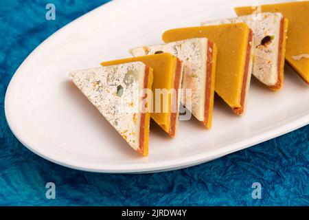 Indian Mithai Kaju Kesar Choco Gulkand Sandwich Burfi également connu sous le nom de Kajoo Barfi est en forme de diamant doux fait de noix de cajou, chocolat, Saffron, Mawa, Banque D'Images