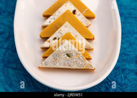 Indian Mithai Kaju Kesar Choco Gulkand Sandwich Burfi également connu sous le nom de Kajoo Barfi est en forme de diamant doux fait de noix de cajou, chocolat, Saffron, Mawa, Banque D'Images