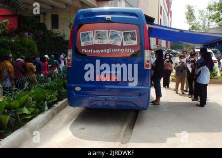 Jakarta, Jakarta, Indonésie. 23rd août 2022. Les résidents ont fait la queue pour échanger les nouveaux billets de 2022 rupias au marché de Senen, Jakarta, on 24 août 2022. La Banque d'Indonésie (BI) vient de lancer les nouveaux billets de 2022 rupias en même temps que le jour de l'indépendance de l'Indonésie 77th, la Banque d'Indonésie et le gouvernement ont lancé 7 comprenant 100 000 000 IDR, 50 000 000 IDR, 20 000 000 IDR, 10 000 000 IDR, 5 000 000 IDR, IDR 2 000 et IDR 1 000 dénominal, Bank Indonesia (BI) s'assure que l'argent est disponible dans les guichets automatiques bancaires conventionnels. Ces sept nouvelles dénominations de rupias sont officiellement valides, émises et diffusées sous la forme de l Banque D'Images