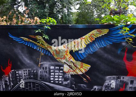 Cracovie, Pologne. 23rd août 2022. Un fragment d'une fresque récemment peinte montrant la solidarité polonaise avec l'Ukraine pendant l'invasion russe. Cracovie, Pologne sur 23 août 2022. La fresque a été peinte par l'artiste de rue polonais Mikolaj Rejs, avec l'aide d'enfants ukrainiens et de l'artiste californien Benjamin Swatez de l'organisation à but non lucratif de la tournée de bonté. (Credit image: © Beata Zawrzel/ZUMA Press Wire) Banque D'Images