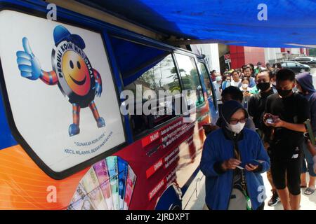 Jakarta, Jakarta, Indonésie. 23rd août 2022. Les résidents ont fait la queue pour échanger les nouveaux billets de 2022 rupias au marché de Senen, Jakarta, on 24 août 2022. La Banque d'Indonésie (BI) vient de lancer les nouveaux billets de 2022 rupias en même temps que le jour de l'indépendance de l'Indonésie 77th, la Banque d'Indonésie et le gouvernement ont lancé 7 comprenant 100 000 000 IDR, 50 000 000 IDR, 20 000 000 IDR, 10 000 000 IDR, 5 000 000 IDR, IDR 2 000 et IDR 1 000 dénominal, Bank Indonesia (BI) s'assure que l'argent est disponible dans les guichets automatiques bancaires conventionnels. Ces sept nouvelles dénominations de rupias sont officiellement valides, émises et diffusées sous la forme de l Banque D'Images