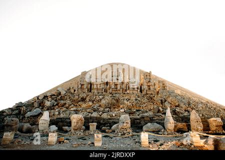 Têtes des statues sur Nemrut Dag au coucher du soleil. Photo du concept de voyage. Adiyaman, montagne Nemrut, Turquie Banque D'Images