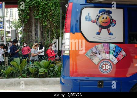 Jakarta, Jakarta, Indonésie. 23rd août 2022. Les résidents ont fait la queue pour échanger les nouveaux billets de 2022 rupias au marché de Senen, Jakarta, on 24 août 2022. La Banque d'Indonésie (BI) vient de lancer les nouveaux billets de 2022 rupias en même temps que le jour de l'indépendance de l'Indonésie 77th, la Banque d'Indonésie et le gouvernement ont lancé 7 comprenant 100 000 000 IDR, 50 000 000 IDR, 20 000 000 IDR, 10 000 000 IDR, 5 000 000 IDR, IDR 2 000 et IDR 1 000 dénominal, Bank Indonesia (BI) s'assure que l'argent est disponible dans les guichets automatiques bancaires conventionnels. Ces sept nouvelles dénominations de rupias sont officiellement valides, émises et diffusées sous la forme de l Banque D'Images