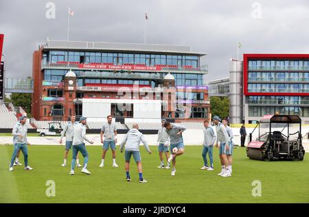 Les joueurs d'Angleterre pendant une session de filets à Emirates Old Trafford, Manchester. Date de la photo: Mercredi 24 août 2022. Banque D'Images