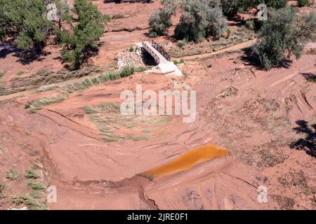 Inondations les dommages et débris causés par une inondation éclair la nuit précédente à Moab, Utah, dans la plaine inondable de Mill Creek. Mill Creek est visible, de retour dans ses rives Banque D'Images