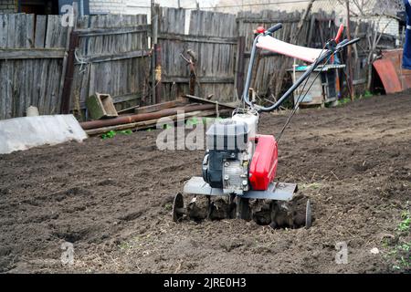 Rotoculteurs cultivateur labourant la terre. Mise au point sélective Banque D'Images