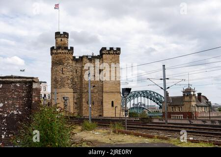 Vue sur le château de Newcastle et le pont Tyne depuis la gare centrale, Newcastle upon Tyne, Royaume-Uni. Banque D'Images