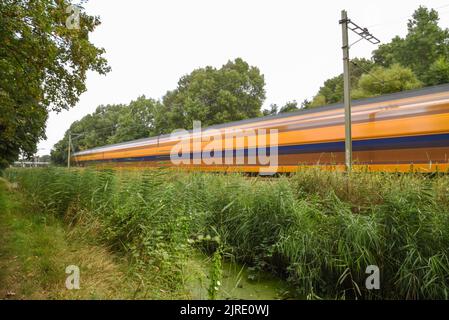 Den Helder, pays-Bas. Août 2022. Prise de vue en exposition longue d'un train de passage. Photo de haute qualité Banque D'Images