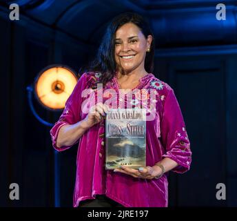 Édimbourg, Écosse, Royaume-Uni, 23 août 2022. Edinburgh International Book Festival: L'auteur Diana Gabaldon, célèbre pour sa série de romans Outlander, apparaît aujourd'hui au festival du livre, tenant le premier livre de la série, Cross Stitch. Crédit : Sally Anderson/Alay Live News Banque D'Images