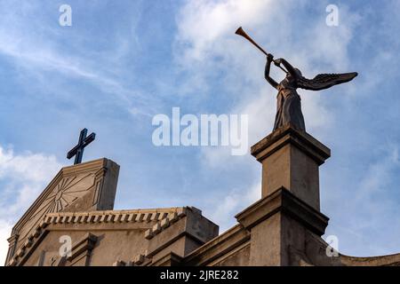 Une église située au milieu de la ville avec des statues d'anges Banque D'Images