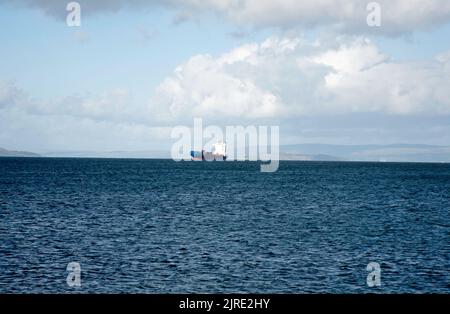 Cargo amarré à Brodick Bay l'île d'Arran North Ayrshire Ecosse Banque D'Images