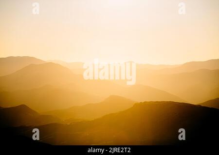 Magnifique coucher de soleil orange dans les montagnes. Voyage arrière-plan. Silhouettes des montages au lever du soleil. Nemrut Dag, Turquie Banque D'Images