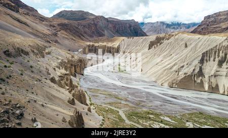 Beau paysage aérien de montagne de la rivière Spiti Valley dans le terrain sec desolate de l'Himachal Pradesh Banque D'Images