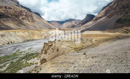 Magnifique paysage de montagne point de vue à la vallée de Spiti dans l'Himachal Pradesh avec rivière en dessous Banque D'Images