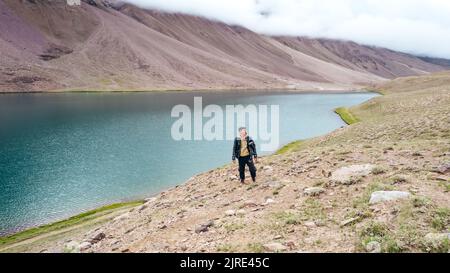 Homme au lac Chandra Taal sans touristes le jour nuageux dans la vallée de Spiti Inde, paysage Banque D'Images