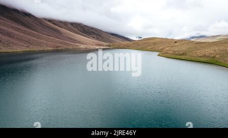 Journée nuageux couvert avec eau bleu glacier au lac Chandra Taal dans la vallée de Spiti en Inde, paysage aérien Banque D'Images