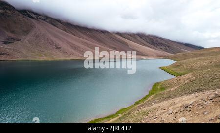 Magnifique paysage bleu du lac Chandra Taal par jour nuageux dans la vallée de Spiti Banque D'Images