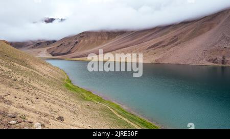 rivière, endroits extrêmes, belle, été, jour, ensoleillé, plaines, prairie, lac supérieur de chandra taal, tourisme, voyage, nature, paysage, nuages Banque D'Images