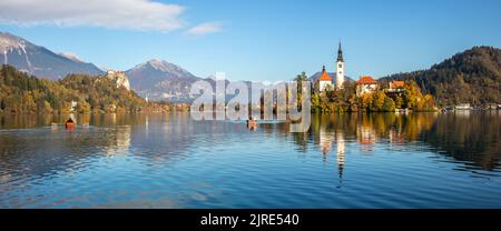 Vue panoramique sur le lac Bled avec l'église Saint-Marys de l'Assomption sur la petite île. Bled, Slovénie, Europe. Banque D'Images