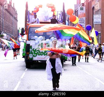 PARADERS À MANCHESTER MARDI GRAS.( précède la fierté de Manchester) PHOTO : GARY ROBERTS Banque D'Images