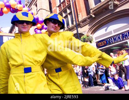 PARADERS À MANCHESTER MARDI GRAS.( précède la fierté de Manchester) PHOTO : GARY ROBERTS Banque D'Images