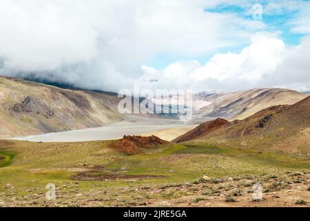 Beau paysage de rivière dans la vallée de Spiti à Upper Chandra Taal Lake dans l'Himachal Pradesh Inde Banque D'Images