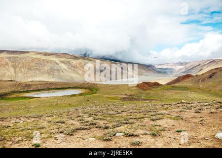 Upper Chandra Taal Lake surplombant la rivière Spiti Valley dans l'Himachal Pradesh par beau temps Banque D'Images