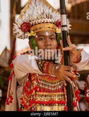 Le jeune homme danse au temple le jour de Galungan à Bali. Banque D'Images