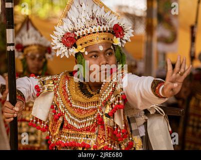 Le jeune homme danse au temple le jour de Galungan à Bali. Banque D'Images