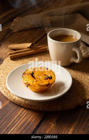 Dessert portugais typique de squash avec café sur table Banque D'Images