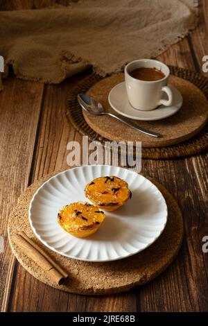 Dessert portugais typique de squash avec café Banque D'Images