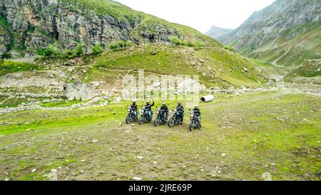 Groupe de motos en tournée Spiti Valley dans l'Himachal Pradesh Inde entouré de montagnes, aériennes Banque D'Images